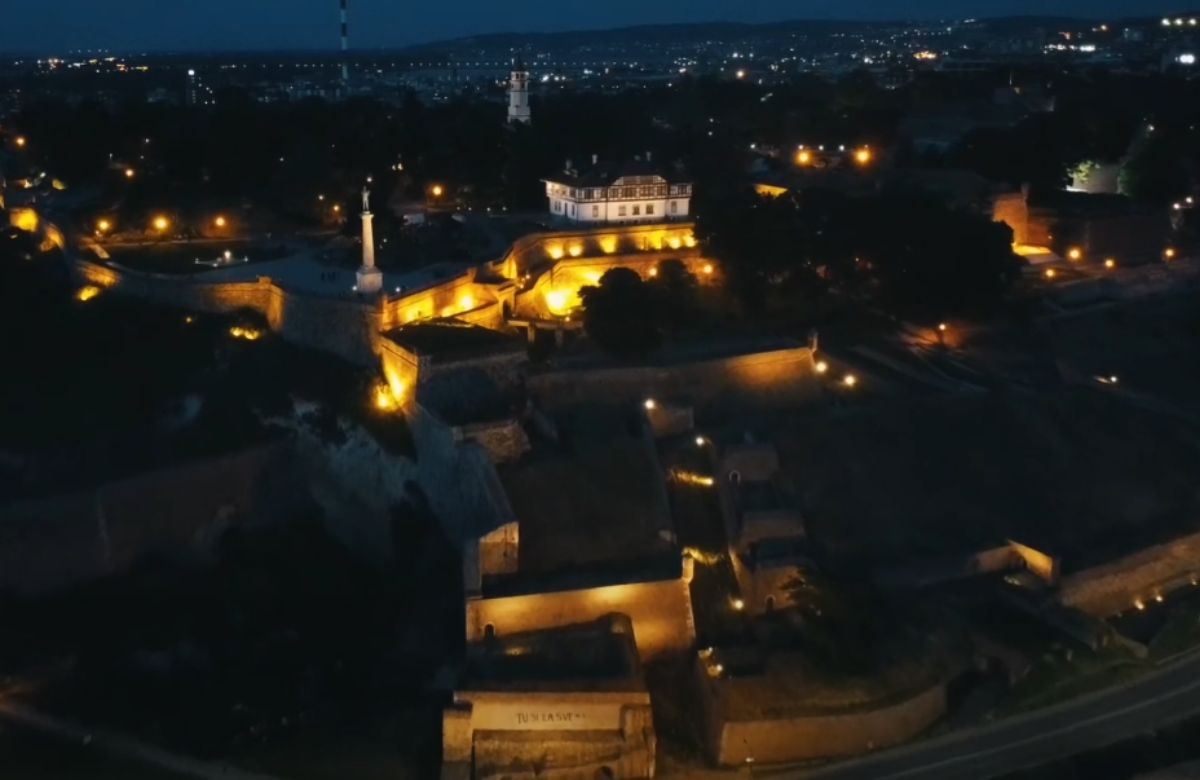 Beograd nudi uzbudljiv noćni život, od Skadarlije do splavova, privlačeći posetioce tokom cele godine.
